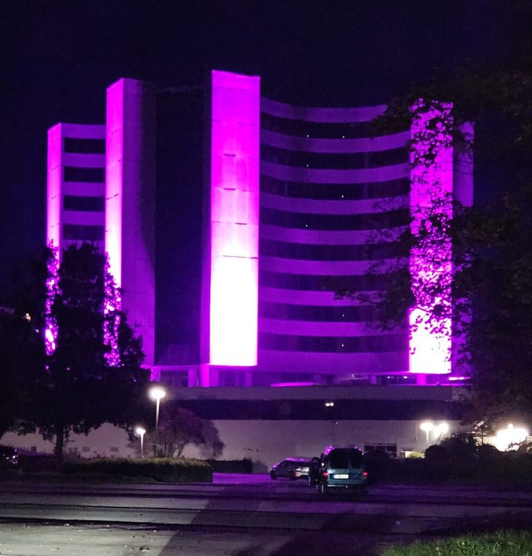 Kreishaus in Heide zum Pinktober pink beleuchtet